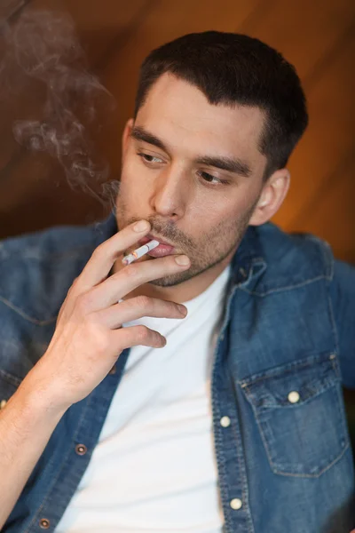 Genç adam duman sigara, bar — Stok fotoğraf
