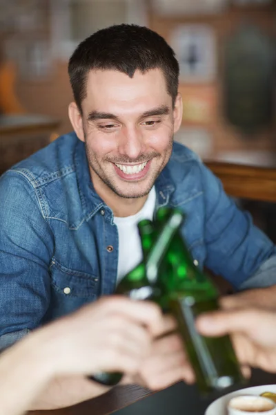 Happy male friends drinking beer at bar or pub — Stock Photo, Image