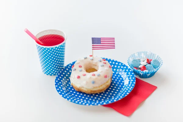 Donut with juice and candies on independence day — Stock Photo, Image