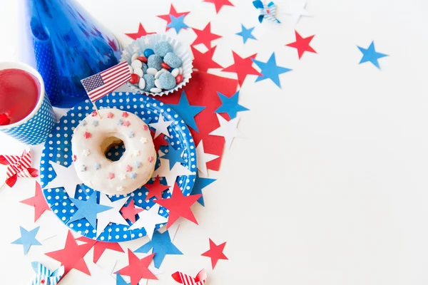 Donut mit Saft und Bonbons am Unabhängigkeitstag — Stockfoto