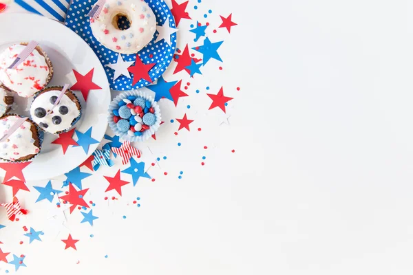 Cupcakes mit amerikanischen Flaggen am Unabhängigkeitstag — Stockfoto