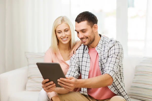 微笑与平板电脑在家里幸福的夫妇 — 图库照片