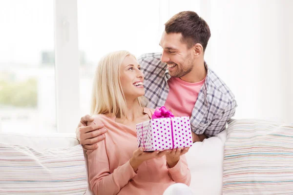Felice uomo dando scatola regalo donna a casa — Foto Stock