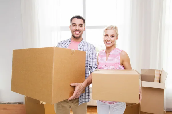 Yeni eve taşıdıktan büyük karton kutular ile Çift — Stok fotoğraf