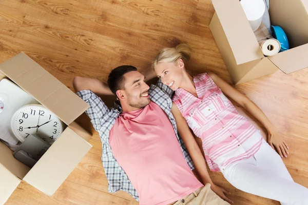 Casal com grandes caixas de papelão se mudando para nova casa — Fotografia de Stock