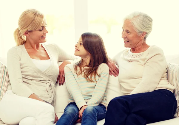 Lächelnde Familie zu Hause — Stockfoto