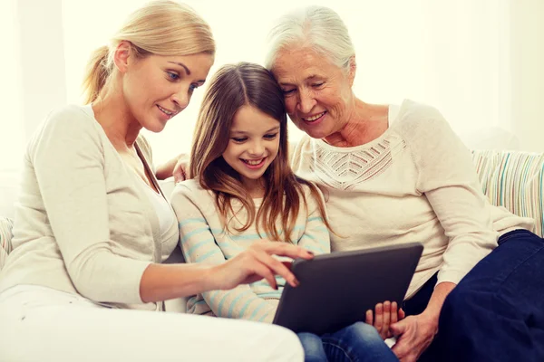 Familie zâmbitoare cu tabletă PC acasă — Fotografie, imagine de stoc