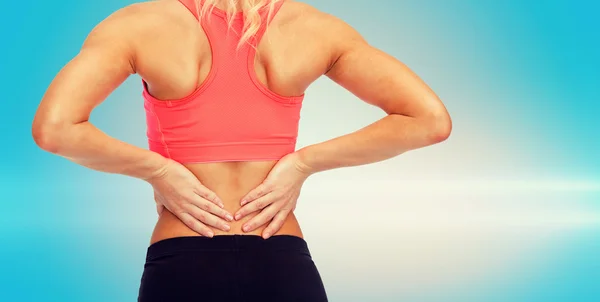 Close up van sportieve vrouw aanraken haar rug — Stockfoto