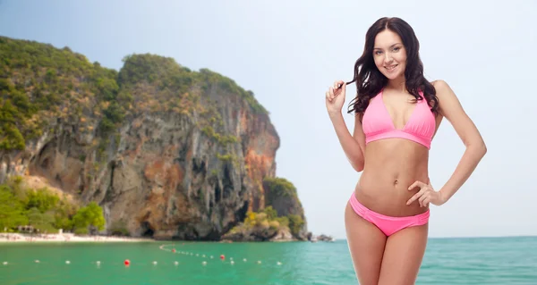 Pembe bikini mayo mutlu genç kadın — Stok fotoğraf