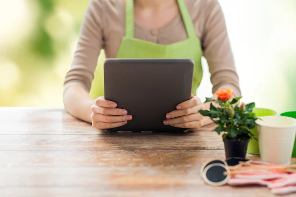 Primer plano de la mujer o jardinero que sostiene la tableta pc — Foto de Stock