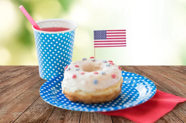 Donut with juice and american flag decoration — Stock Photo, Image