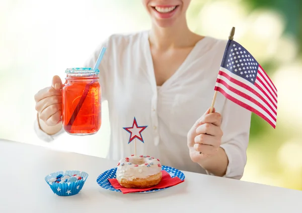 Mulher feliz celebrando o dia da independência americana — Fotografia de Stock