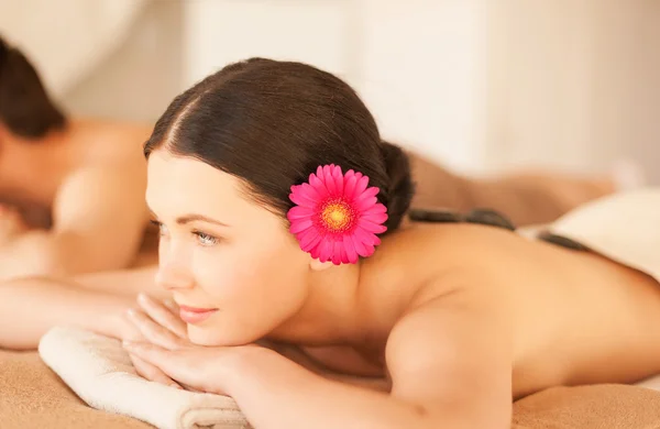 Vrouw in spa met hete stenen — Stockfoto