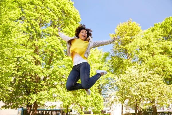 Feliz afro-americana jovem mulher no parque de verão — Fotografia de Stock
