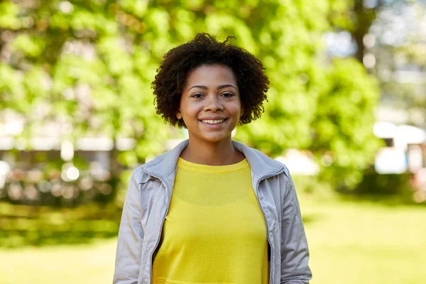 Feliz afroamericana joven mujer en verano parque — Foto de Stock