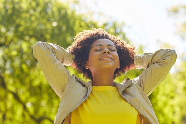 Gelukkig Afrikaanse Amerikaanse jonge vrouw in zomer park — Stockfoto