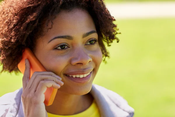 Happy afrikansk kvinna ringer på smartphone utomhus — Stockfoto