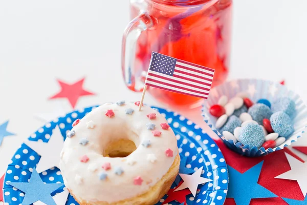 Donut mit Saft und Bonbons am Unabhängigkeitstag — Stockfoto