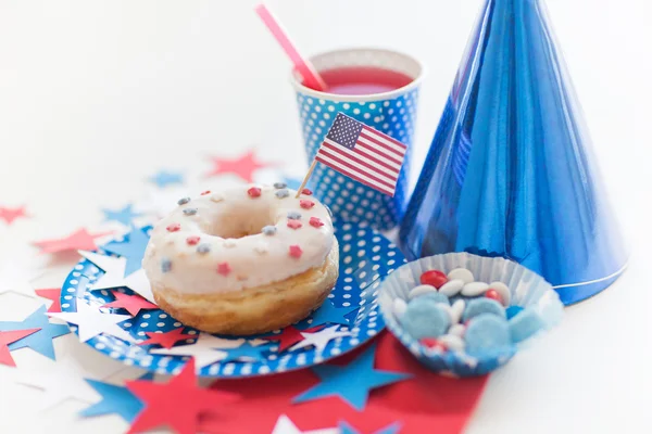 Donut with juice and candies on independence day — Stock Photo, Image