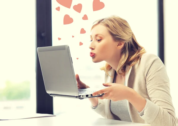 Mulher com computador beijando a tela — Fotografia de Stock