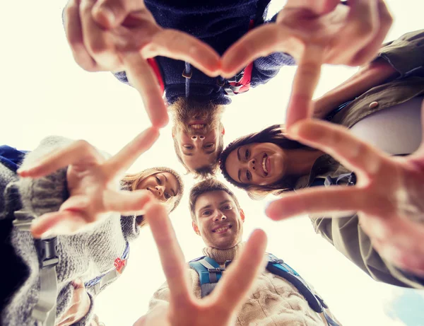 Groep lachende vrienden met rugzakken wandelen — Stockfoto