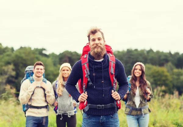 Grupo de amigos sorridentes com mochilas caminhadas — Fotografia de Stock