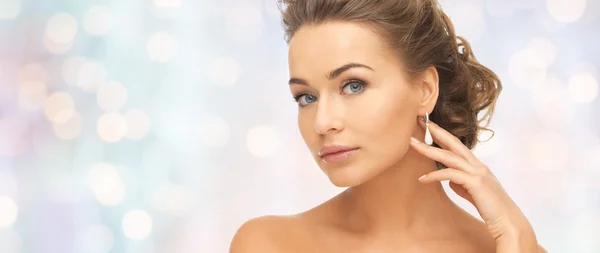 Mujer con pendientes de diamantes —  Fotos de Stock