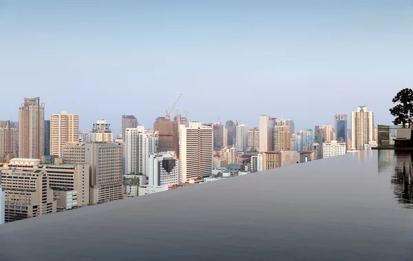 Vista da piscina de borda infinita para a cidade de Bangkok — Fotografia de Stock