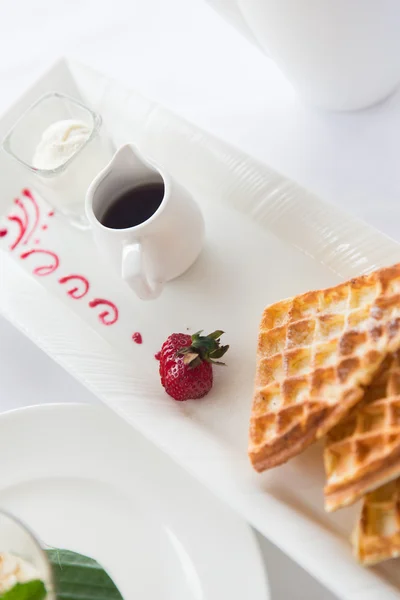 Close up van wafels op plaat duikt met ontbijttafel — Stockfoto