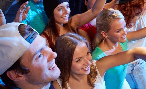 Smiling friends at concert in club — Stock Photo, Image