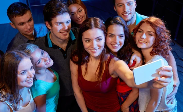 Friends with smartphone taking selfie in club — Stock Photo, Image