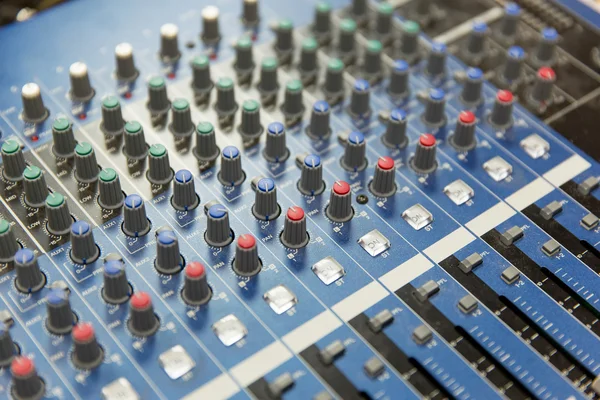 Panel de control en el estudio de grabación o estación de radio —  Fotos de Stock