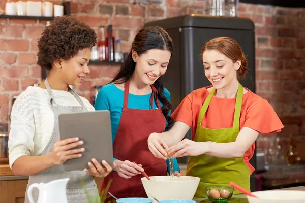 Mujeres felices con la tableta PC en la cocina —  Fotos de Stock