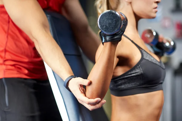 Hombre y mujer con mancuernas en el gimnasio — Foto de Stock