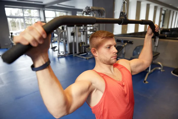 可弯曲电缆机健身房的肌肉的男人 — 图库照片