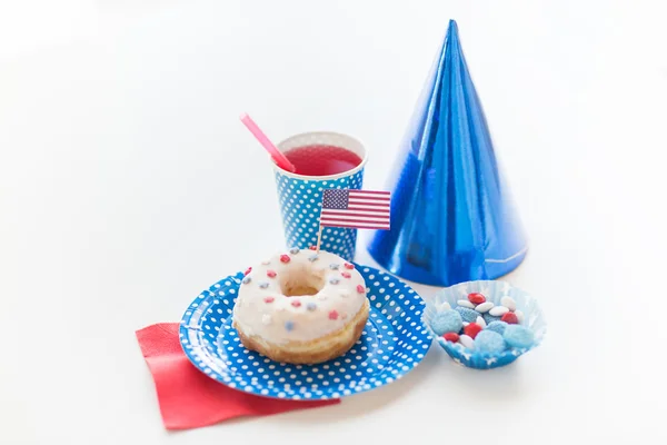 Donut with juice and candies on independence day — Stock Photo, Image