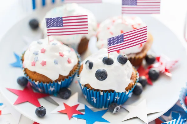 Cupcakes com bandeiras americanas no dia da independência — Fotografia de Stock