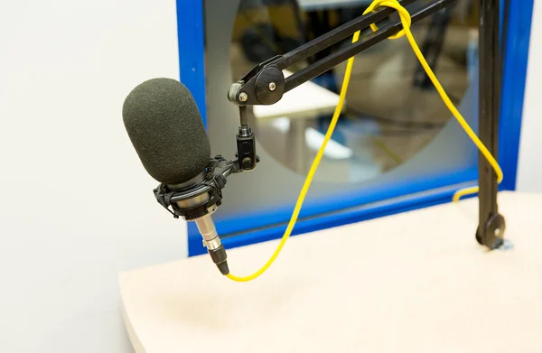 Мікрофон на студії звукозапису або радіостанції Стокове Зображення