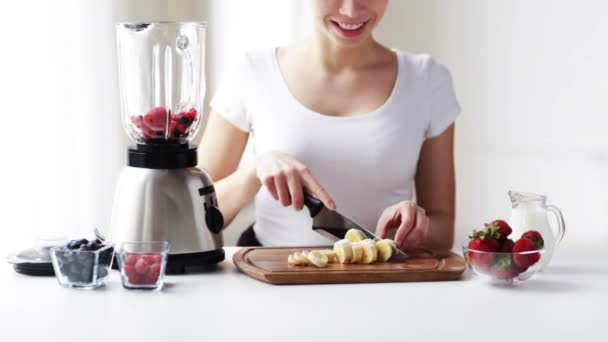 S úsměvem mladá žena s mixér sekání banán — Stock video