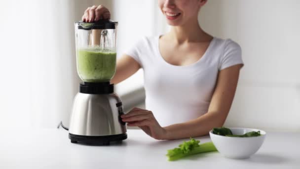 Mulher sorridente com liquidificador e legumes verdes — Vídeo de Stock