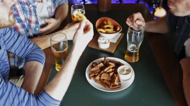 Happy manliga vänner dricka öl på baren eller pub — Stockvideo