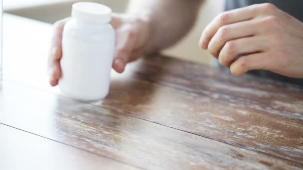 Primo piano dell'uomo con olio di pesce capsule vaso — Video Stock