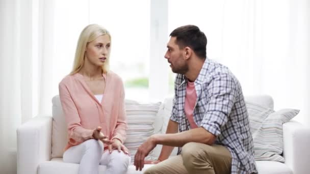 Nešťastný pár, který se hádá doma — Stock video