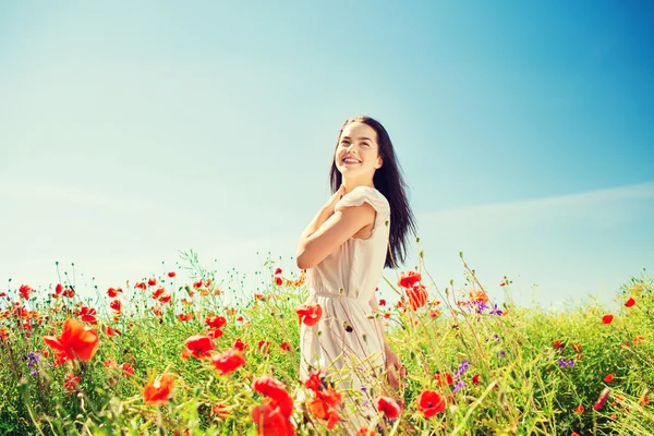 Souriant jeune femme sur champ de pavot — Photo