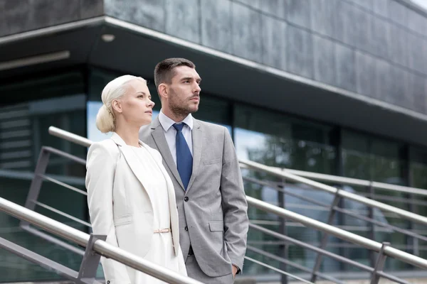 Serious businessmen standing over office building — Stock Photo, Image