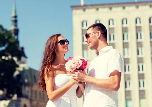 Casal sorridente na cidade — Fotografia de Stock