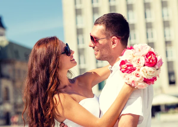 Smiling couple in city — Stock Photo, Image