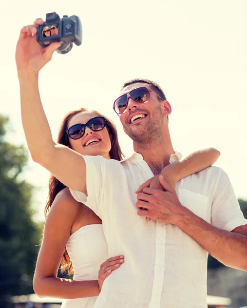 Smiling couple in city — Stock Photo, Image