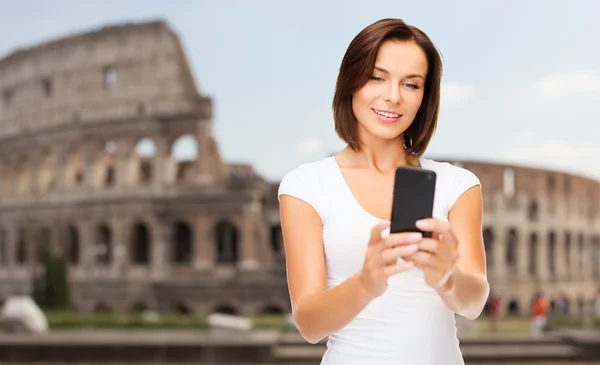 Woman taking selfie with smartphone over coliseum — Stockfoto