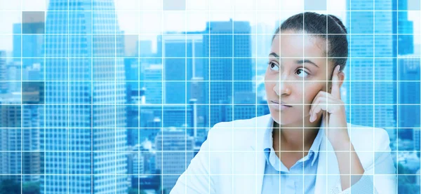 Mujer de negocios africana mirando hacia arriba y pensando — Foto de Stock